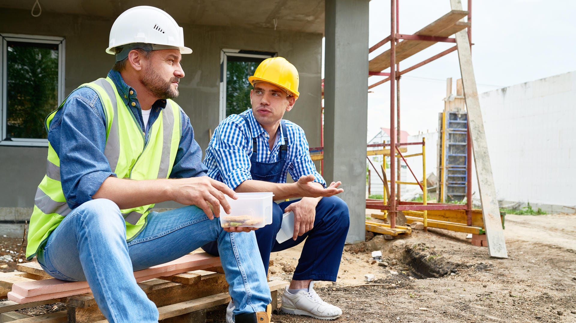 Pause auf dem Bau: Arbeitnehmer, die mindestens sechs Stunden am Stück arbeiten, steht eine Pause von 30 Minuten zu.