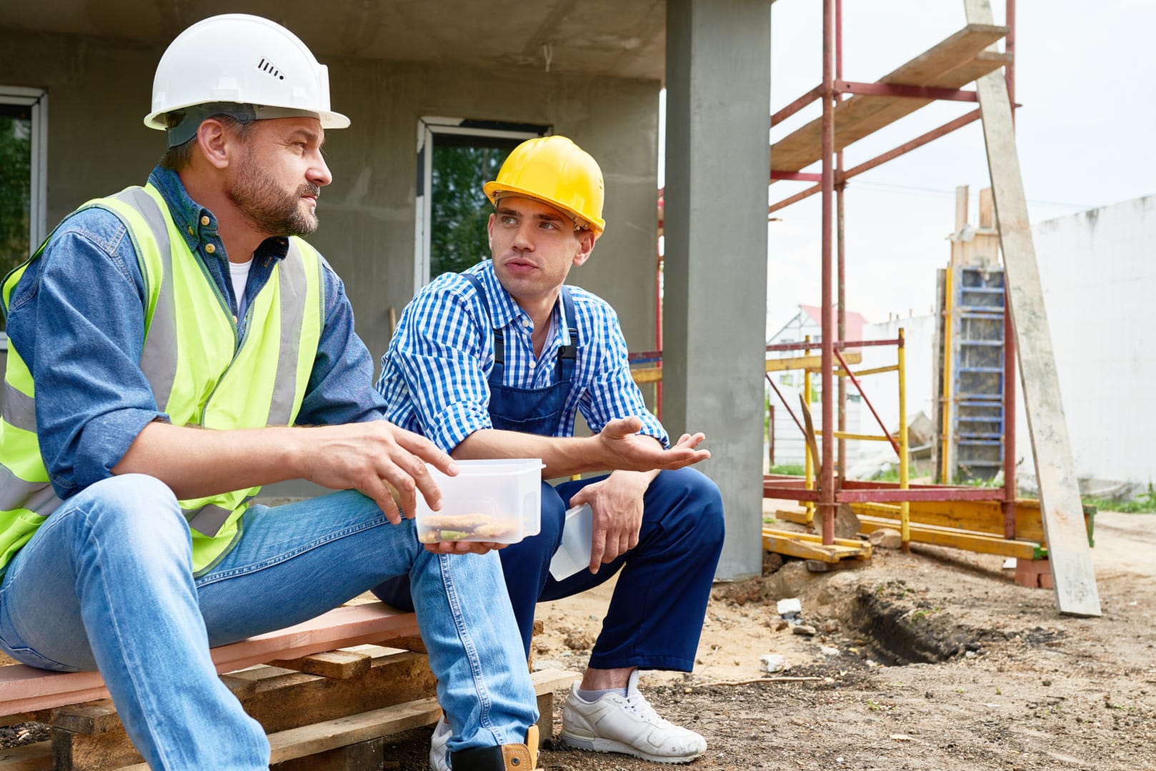 Pause auf dem Bau: Arbeitnehmer, die mindestens sechs Stunden am Stück arbeiten, steht eine Pause von 30 Minuten zu.