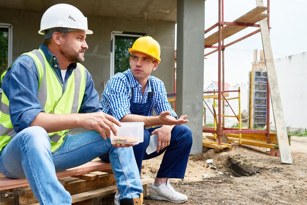 Pause auf dem Bau: Arbeitnehmer, die mindestens sechs Stunden am Stück arbeiten, steht eine Pause von 30 Minuten zu.
