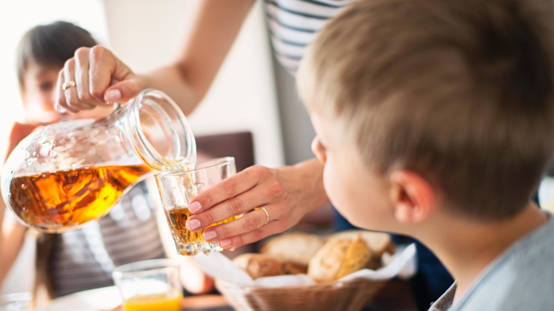 Apfelsaft: Die Deutschen mögen den Fruchtsaft und trinken ihn gerne zum Frühstück.