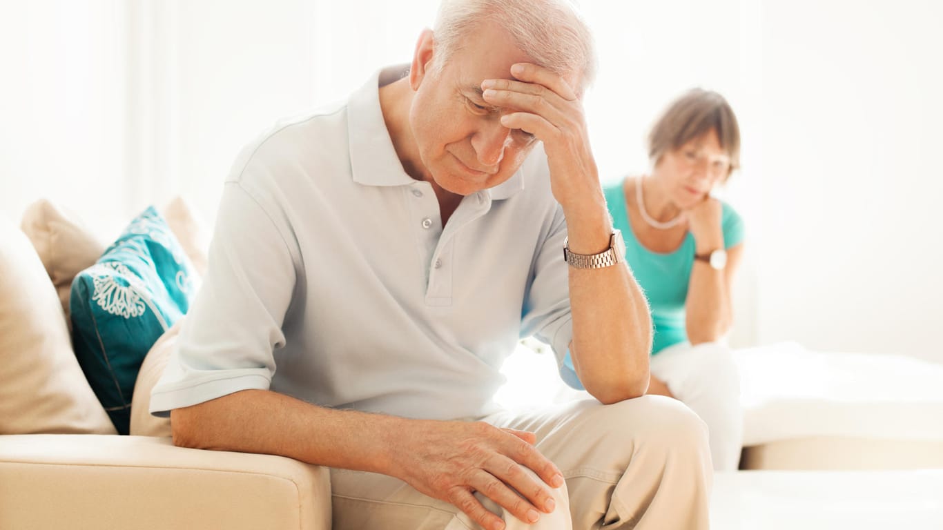 Alzheimer: Typische Anzeichen sind nicht nur Vergesslichkeit, sondern auch Sprachstörungen und Verhaltensänderungen.