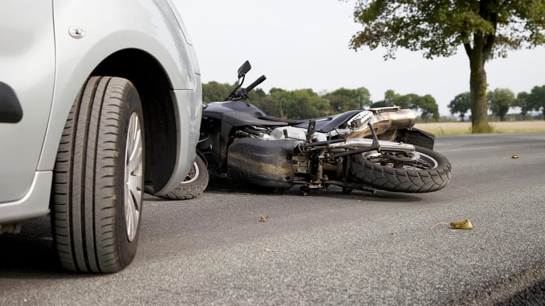 Wenn Sie an einem Verkehrsunfall selbst beteiligt sind oder ihn als Zeuge beobachten, sind Sie verpflichtet Hilfe zu leisten. Egal, ob es Verletzte gibt oder es sich nur um Bagatellschäden handelt.