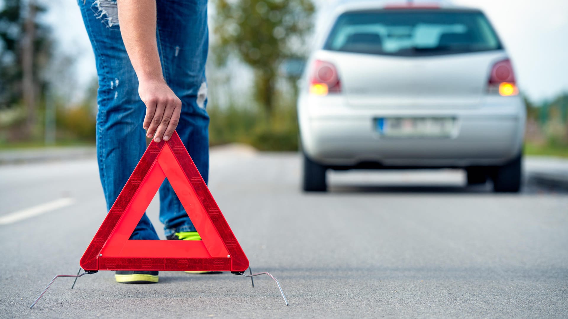 Zunächst sollte die Unfallstelle abgesichert werden. Dazu schalten Sie die Warnblinkanlage an und stellen etwa 100 Meter vor der Unfallstelle das Warndreieck auf. Besondere Vorsicht ist hier auf der Autobahn geboten. Bringen Sie sich keinesfalls selbst in Gefahr.