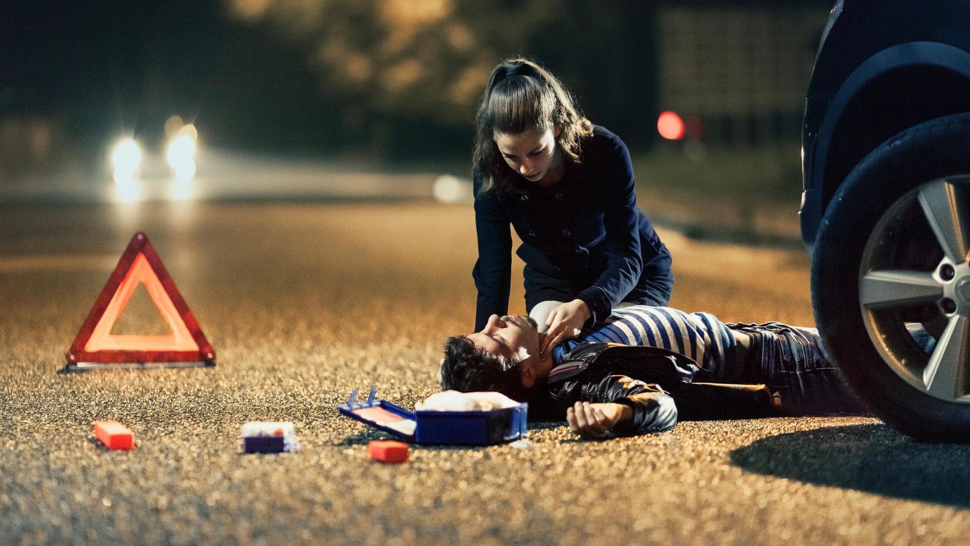 Wenn es Verletzte gibt, sind Sie verpflichtet, Erste Hilfe zu leisten. Selbst wenn Sie sich unsicher sind, sollten Sie versuchen, so gut es geht zu helfen. Angst vor Fehlern ist unnötig – es drohen keine Konsequenzen. Wenn es Verletzte gibt, sind Sie verpflichtet, Erste Hilfe zu leisten. Selbst wenn Sie sich unsicher sind, sollten Sie versuchen, so gut es geht zu helfen. Angst vor Fehlern ist unnötig – es drohen keine Konsequenzen.