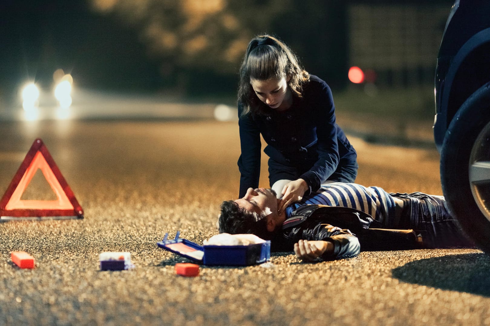 Wenn es Verletzte gibt, sind Sie verpflichtet, Erste Hilfe zu leisten. Selbst wenn Sie sich unsicher sind, sollten Sie versuchen, so gut es geht zu helfen. Angst vor Fehlern ist unnötig – es drohen keine Konsequenzen.