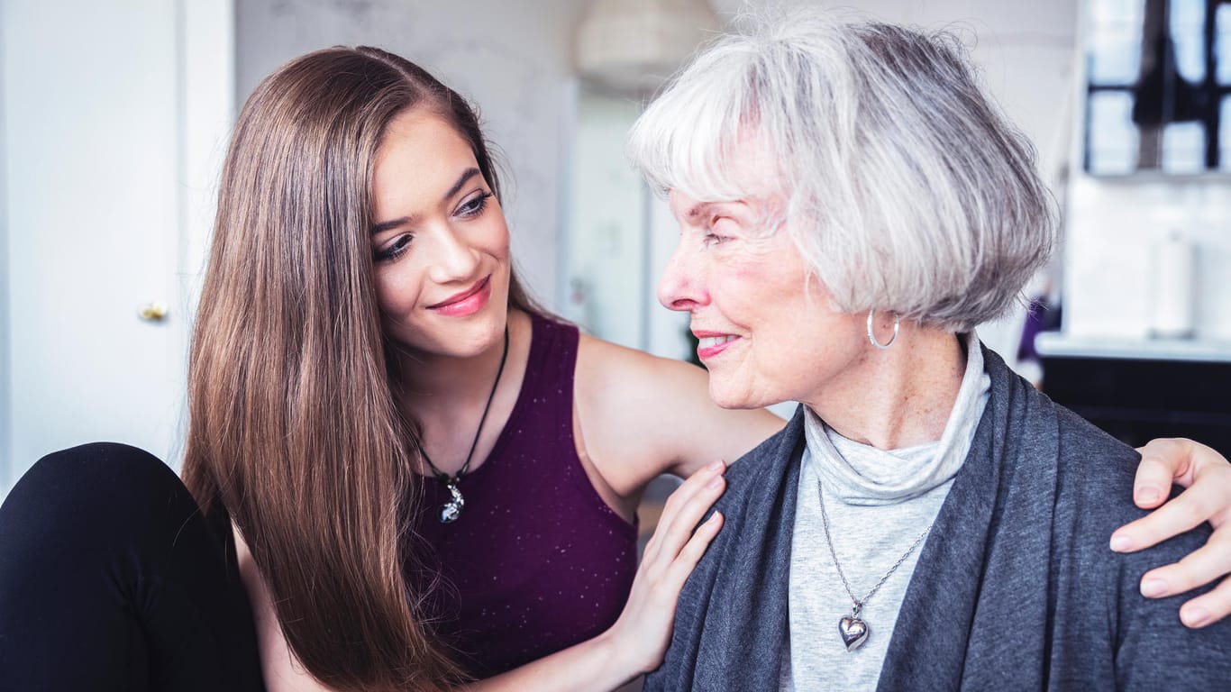 Enkelin und Großmutter: Im Umgang mit Demenzkranken braucht es viel Geduld und Feingefühl.