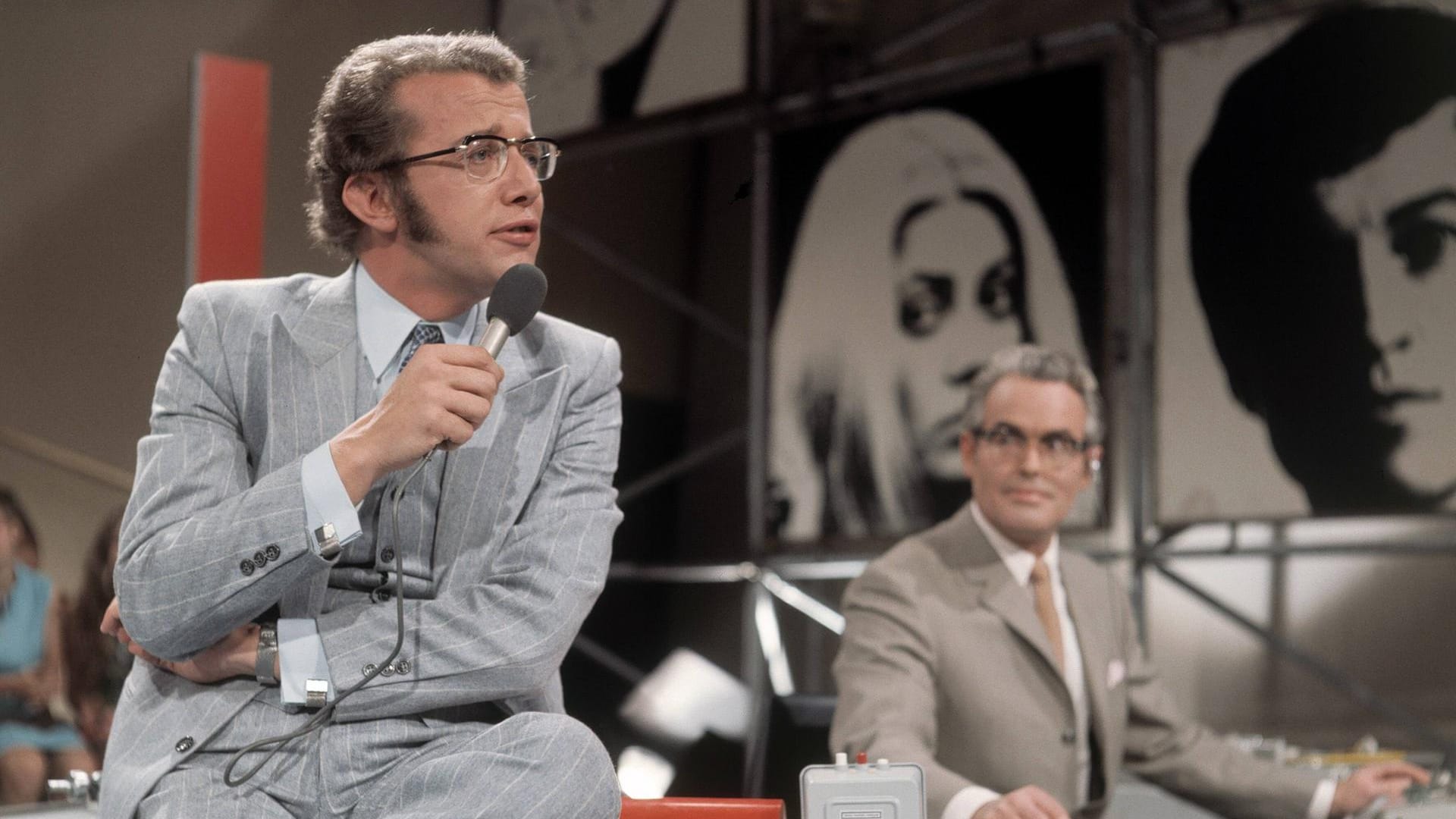 Bekannt wurde Dieter Thomas Heck durch die Moderation der "ZDF-Hitparade": Er moderierte die Sendung von 1969 bis 1984 insgesamt 183 Mal.