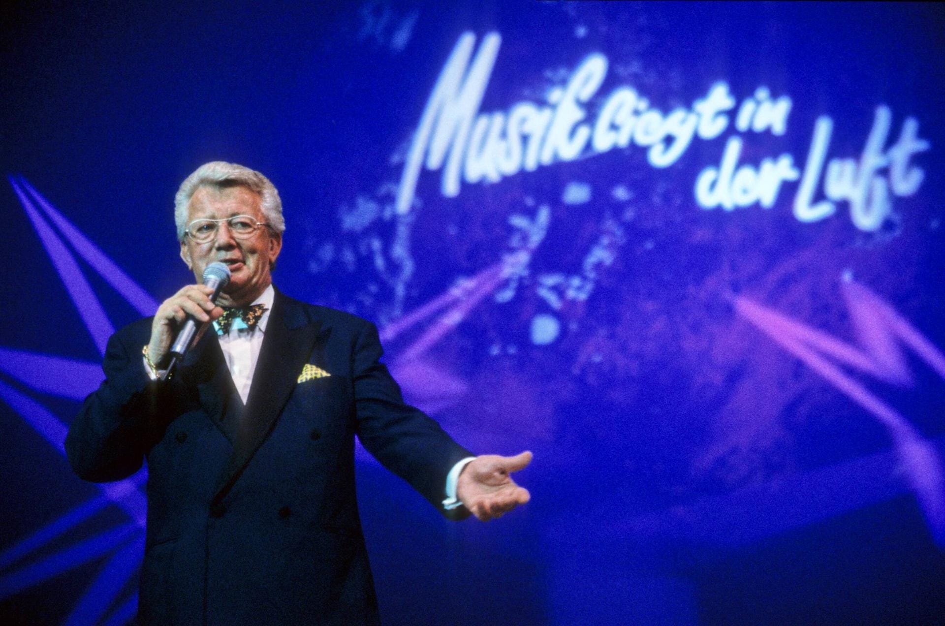 Aber Dieter Thomas Heck war nicht nur das Gesicht der ZDF-Hitparade: Er präsentierte auch andere Formate wie hier die Sendung "Musik liegt in der Luft".