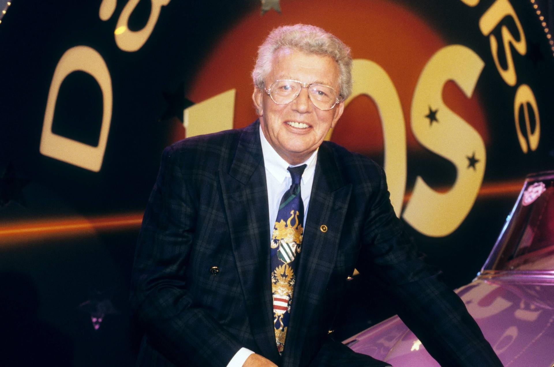 Auch nach seiner Zeit bei der Hitparade war Dieter Thomas Heck sehr häufig im TV zu sehen. Vor allem große Shows und Galas, wie hier "Das große Los" (1997), wurden sein Metier.