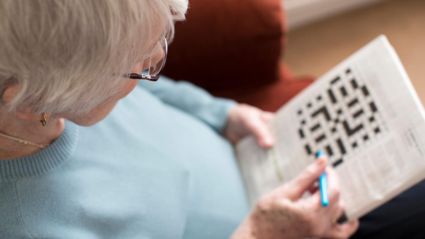 Ältere Frau löst Kreuzworträtsel: Um Alzheimer vorzubeugen, bedarf es einer größeren Anstrengung fürs Gehirn.