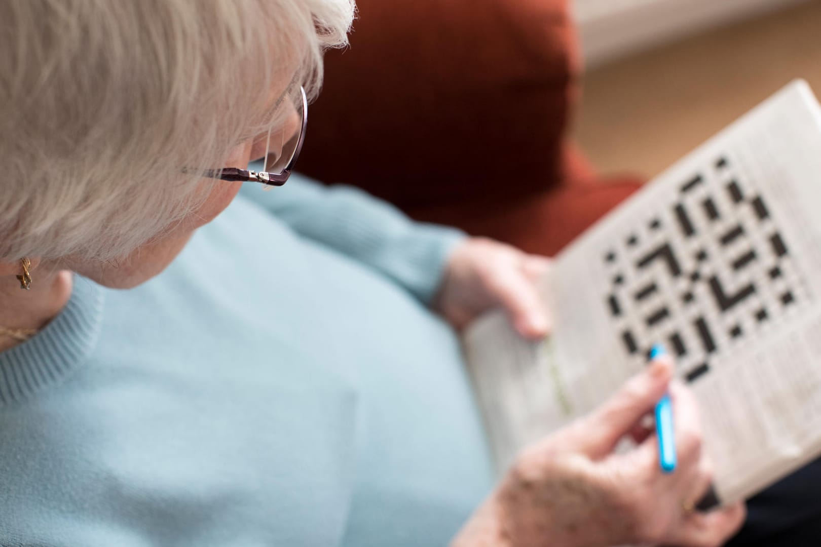 Ältere Frau löst Kreuzworträtsel: Um Alzheimer vorzubeugen, bedarf es einer größeren Anstrengung fürs Gehirn.