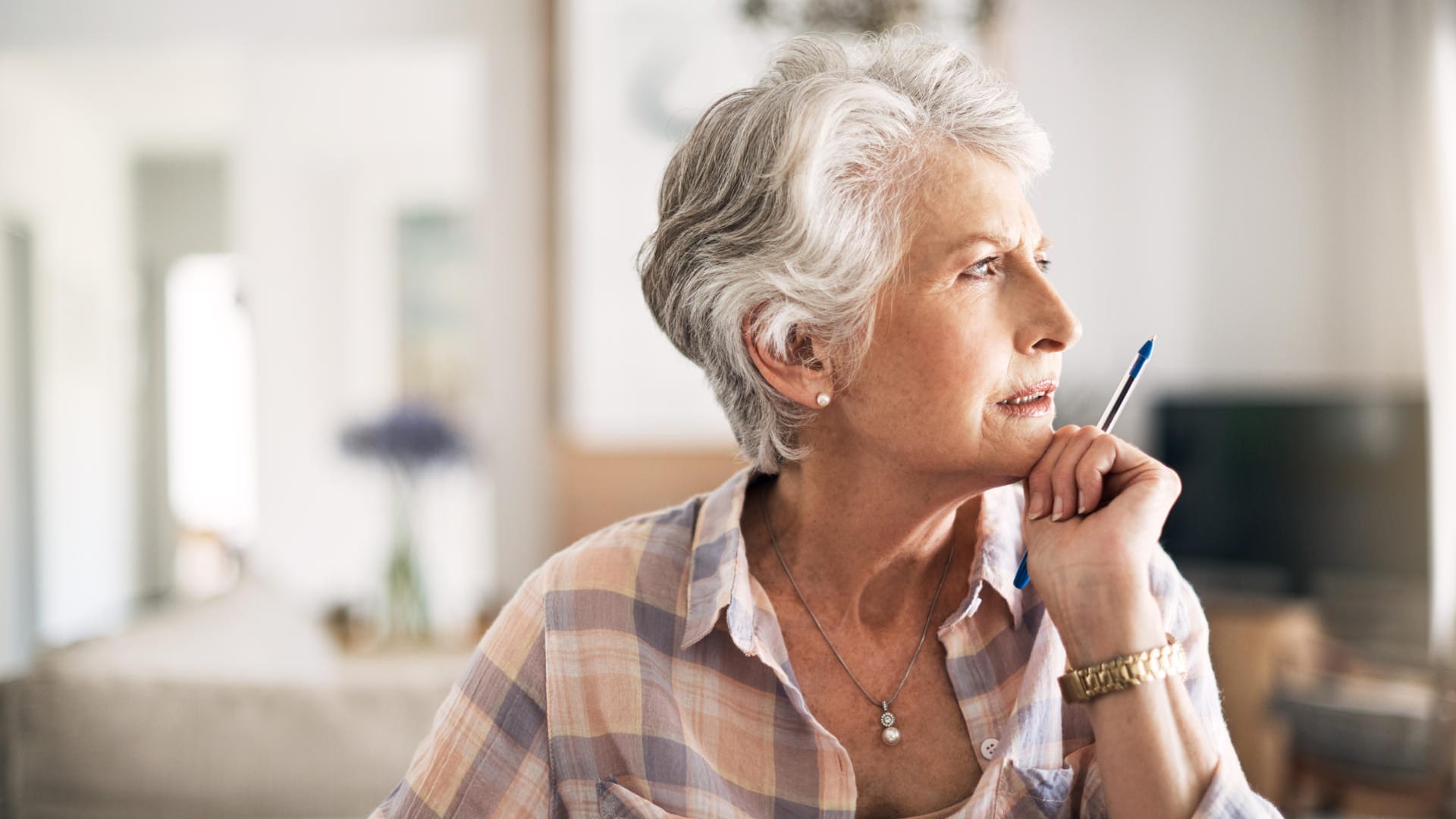 Nachdenkliche Seniorin: Um sein Gedächtnis zu trainieren, helfen schon kleine Übungen im Alltag.