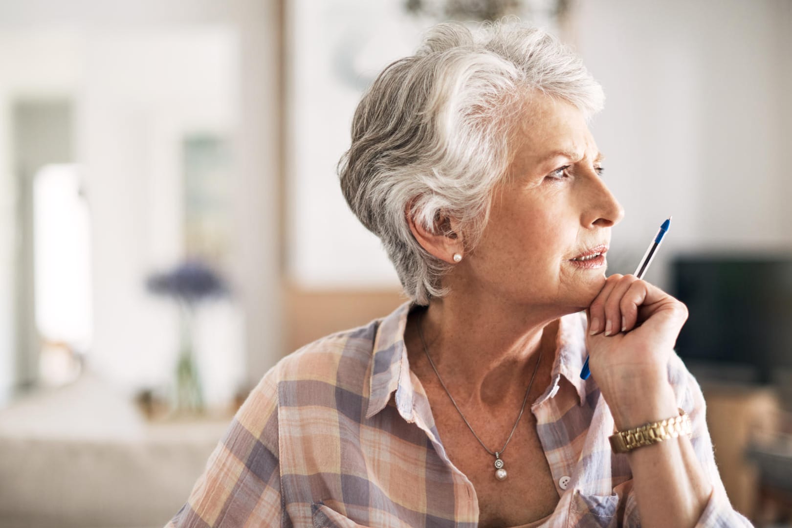 Nachdenkliche Seniorin: Um sein Gedächtnis zu trainieren, helfen schon kleine Übungen im Alltag.