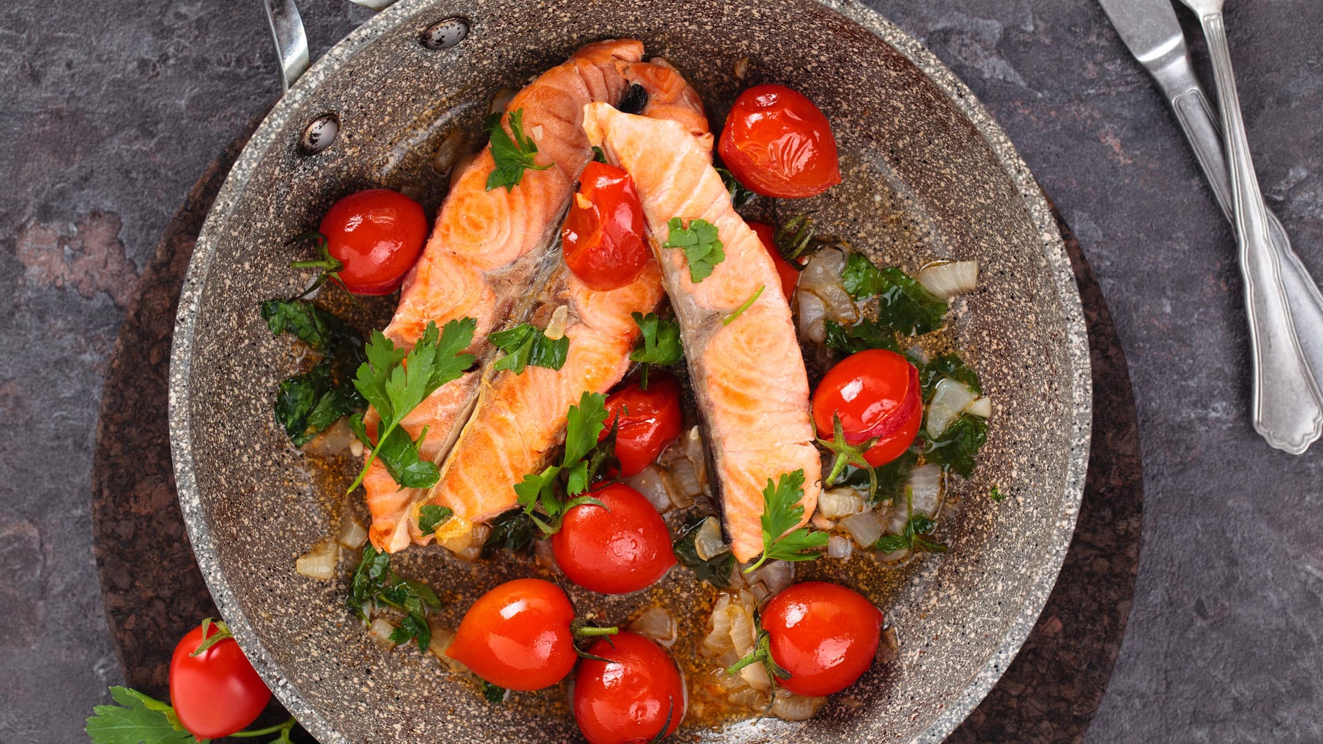 Lachs mit Tomaten: Die beiden Lebensmittel enthalten Stoffe, die gut für die Prostata sind. Durch den regelmäßigen Verzehr kann das Risiko für Prostatakrebs sinken.