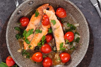 Lachs mit Tomaten: Die beiden Lebensmittel enthalten Stoffe, die gut für die Prostata sind. Durch den regelmäßigen Verzehr kann das Risiko für Prostatakrebs sinken.