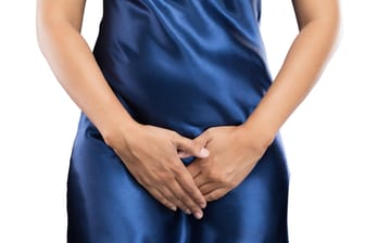 Frau mit Blasenentzündung: Typische Symptome einer Zystitis sind häufiger Harndrang und Brennen beim Wasserlassen.