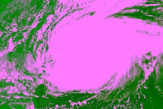 Hurrikan "Florence" auf dem Atlantik: Die durch die Erddrehung entstehende sogenannte Corioliskraft bewirkt, dass die Luft beginnt, sich um ein Zentrum zu drehen.