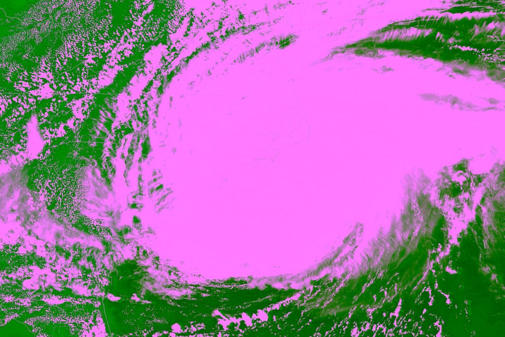 Hurrikan "Florence" auf dem Atlantik: Die durch die Erddrehung entstehende sogenannte Corioliskraft bewirkt, dass die Luft beginnt, sich um ein Zentrum zu drehen.