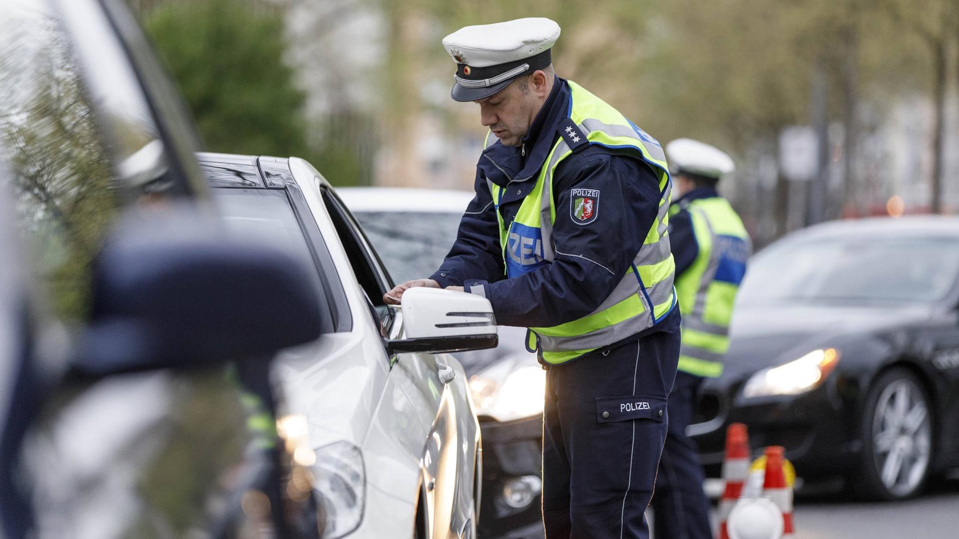 Kontrolle der Polizei: Autofahrer müssen den Führerschein während der Fahrt bei sich haben.