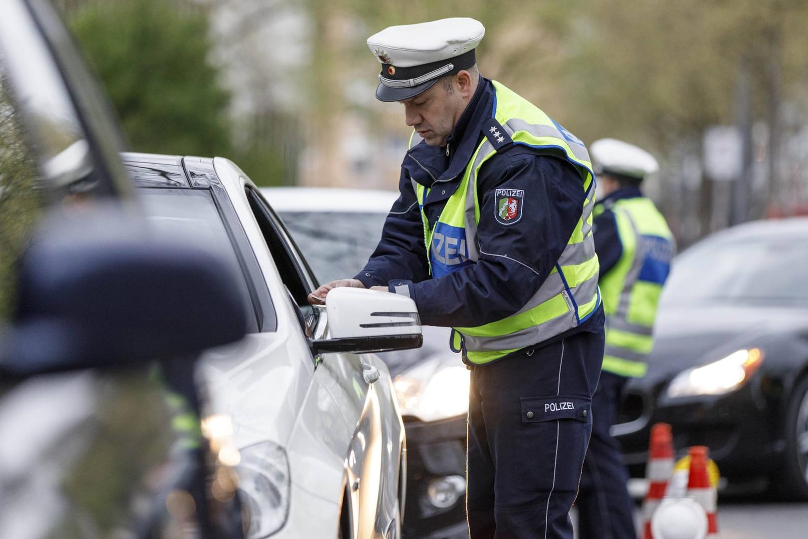 Kontrolle der Polizei: Autofahrer müssen den Führerschein während der Fahrt bei sich haben.