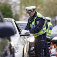 Kontrolle der Polizei: Autofahrer müssen den Führerschein während der Fahrt bei sich haben.