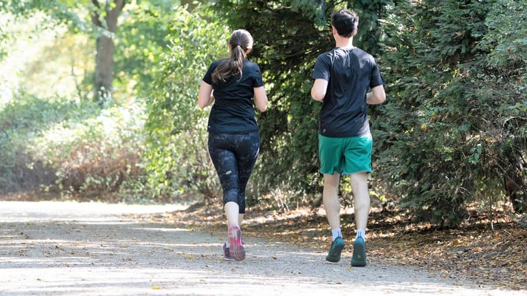 Joggen für Anfänger: Wer beim Laufen Atemnot bekommt, der rennt zu schnell.