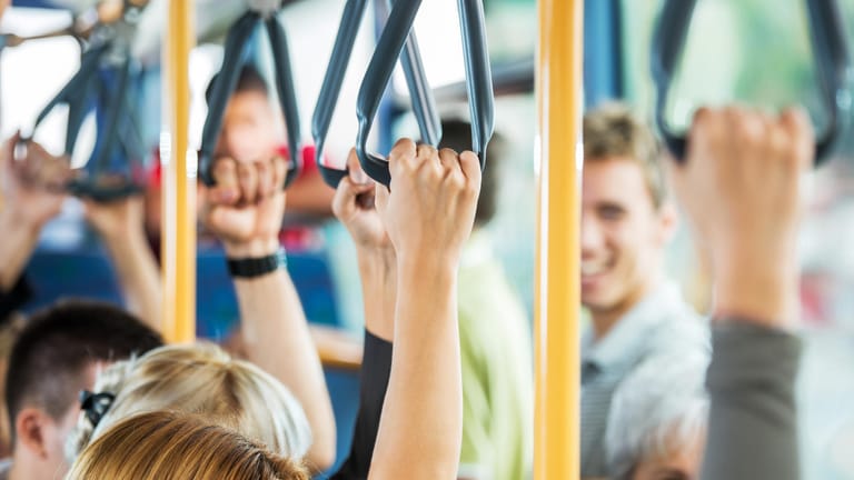 Erkältungsfalle Bus: In öffentlichen Verkehrsmitteln ist die Ansteckungsgefahr besonders hoch.