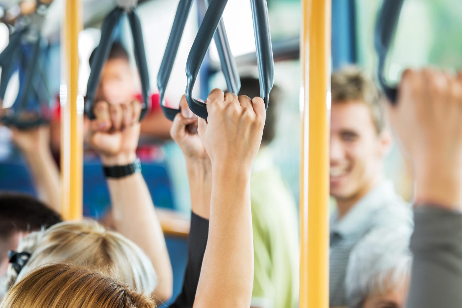 Erkältungsfalle Bus: In öffentlichen Verkehrsmitteln ist die Ansteckungsgefahr besonders hoch.