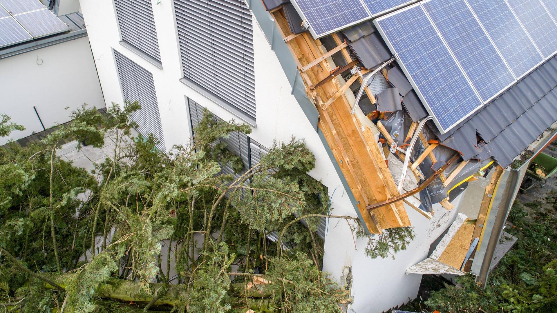 Sturmschaden am Haus: In dein meisten Fällen kommt dafür die Wohngebäudeversicherung auf.