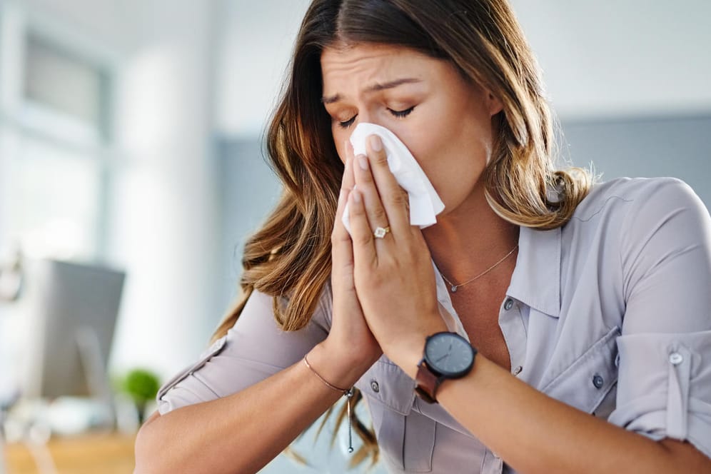 Chronischer Schnupfen: Wer dauerhaft unter einer verstopften Nase leidet, sollte nicht zu Nasenspray greifen.