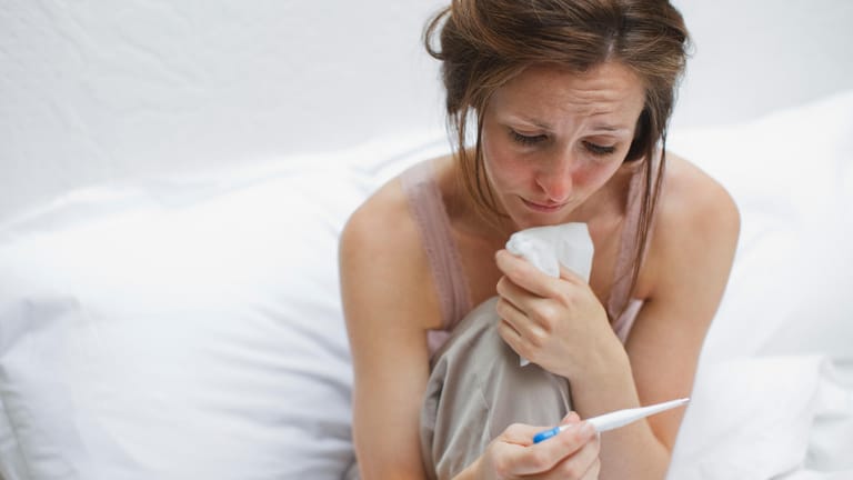 Ob Sie unter einer echten Grippe oder nur einer Erkältung leiden, erkennen Sie vor allem an der Intensität der Symptome und am Krankheitsverlauf.