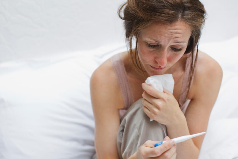 Ob Sie unter einer echten Grippe oder nur einer Erkältung leiden, erkennen Sie vor allem an der Intensität der Symptome und am Krankheitsverlauf.