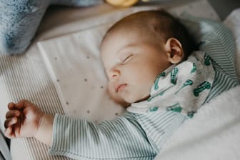Schlafendes Baby: Oft hat der Nachwuchs eine bevorzugte Liegeposition.