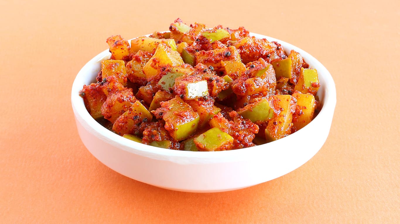 Indisches Pickle ist Obst oder Gemüse in Öl oder Essig eingelegt.