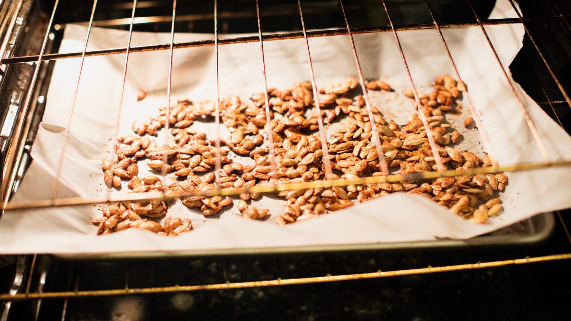 Kürbiskerne im Backofen: Zum Würzen können Sie zum Beispiel Pfeffer, Salz, Chili, Knoblauch, Curry, Rosmarin, Chili, Zimt oder Zucker verwenden.