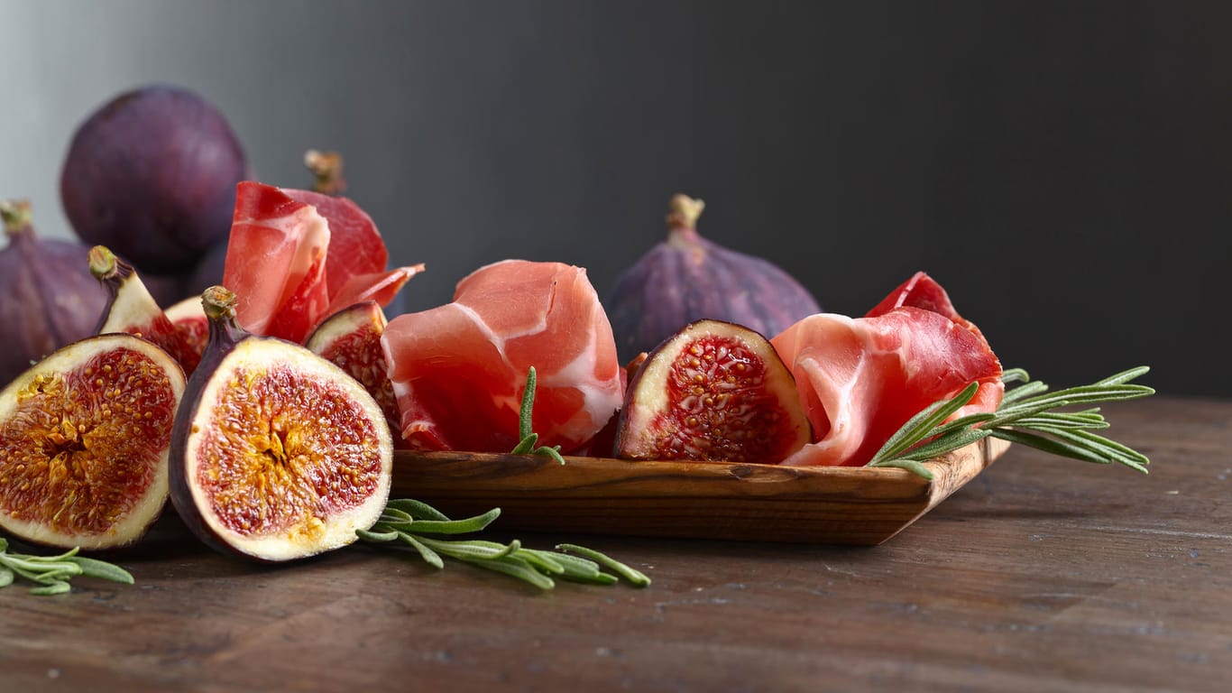 Figs as a starter: The mild sweetness of the fig harmonizes wonderfully with spicy cheese and ham.