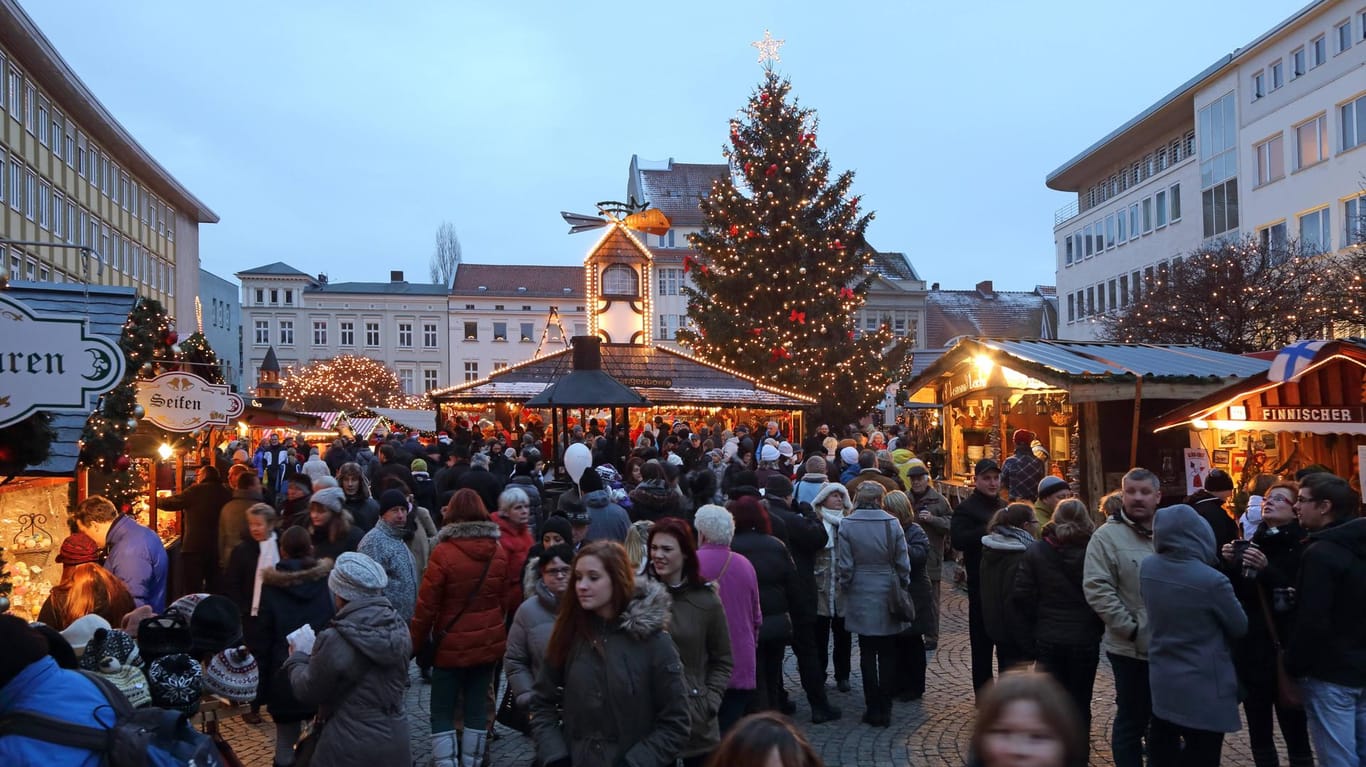 Weihnachtsmarkt in Berlin-Spandau (Archivbild): Die Zitadelle bietet mit Rittern und Gauklern ein besonderes historisches Spektakel.