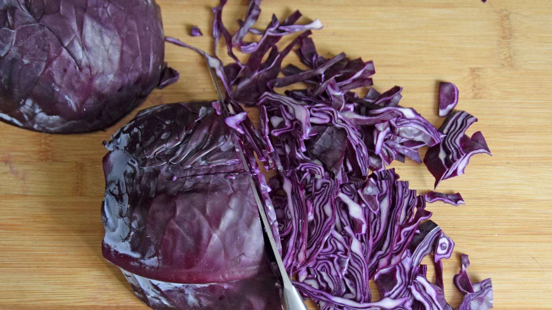 Rotkohl steckt, genau wie Weißkohl, voller Vitamine und Mineralstoffe. Außerdem sind die Kohlsorten sowohl für den Blutdruck, als auch für die Verdauung gut. Dennoch ist, wie bei allen Kohlsorten, Vorsicht geboten, denn das Gemüse bläht. Um die Blähwirkung ein wenig zu mindern, hilft es, das Gemüse mit Kümmel, Curcuma oder Ingwer zuzubereiten. Außerdem werden viele der Stoffe, die für Blähungen verantwortlich sind, durch das Einfrieren des Kohls vernichtet.