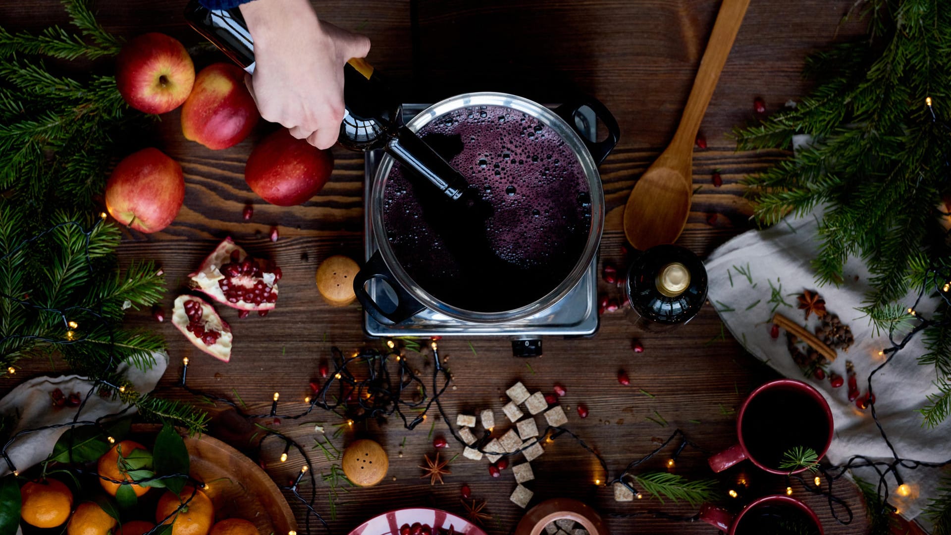 Glühwein: Er sollte nicht kochen, denn ab einer Temperatur von 78 Grad Celsius entweicht Alkohol.