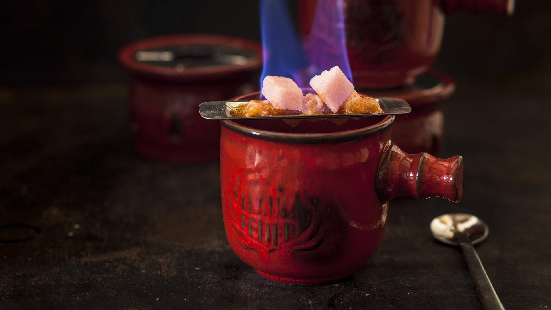 Feuerzangenbowle: Da das Getränk durch den Wein und den Rum einen hohen Alkoholgehalt hat, ist es nicht für Kinder geeignet.