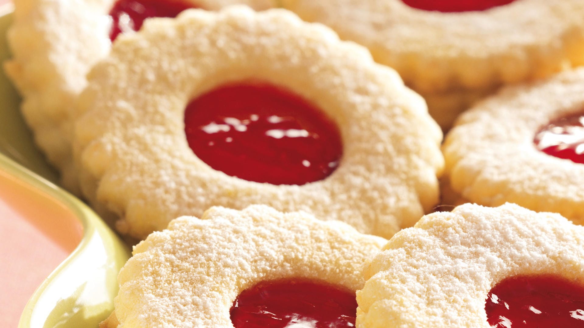 Plätzchen mit Marmelade: Die Konfitüre sorgt für extra Geschmack.