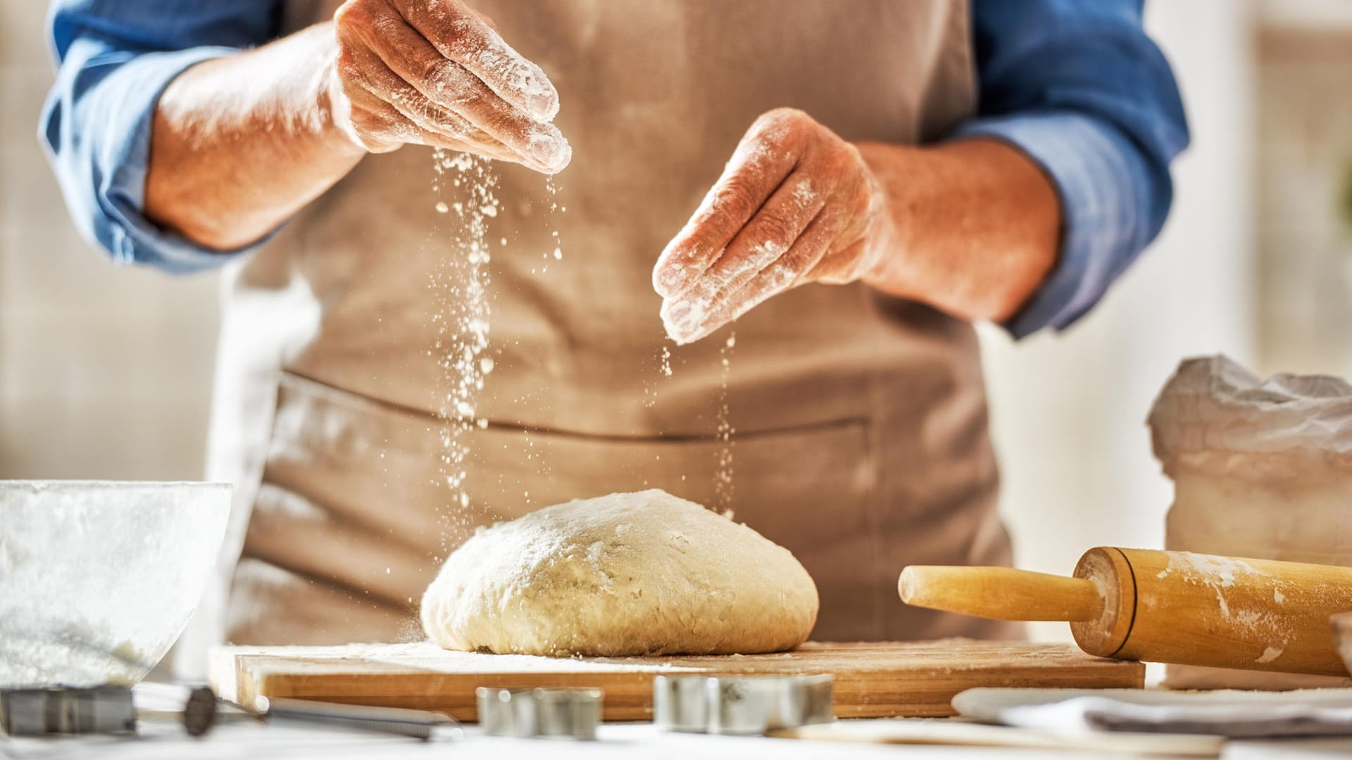 Plätzchenteig vorbereiten: Die Zutaten sollten nicht zu warm sein – daher sollten Sie die Butter direkt aus dem Kühlschrank nehmen.