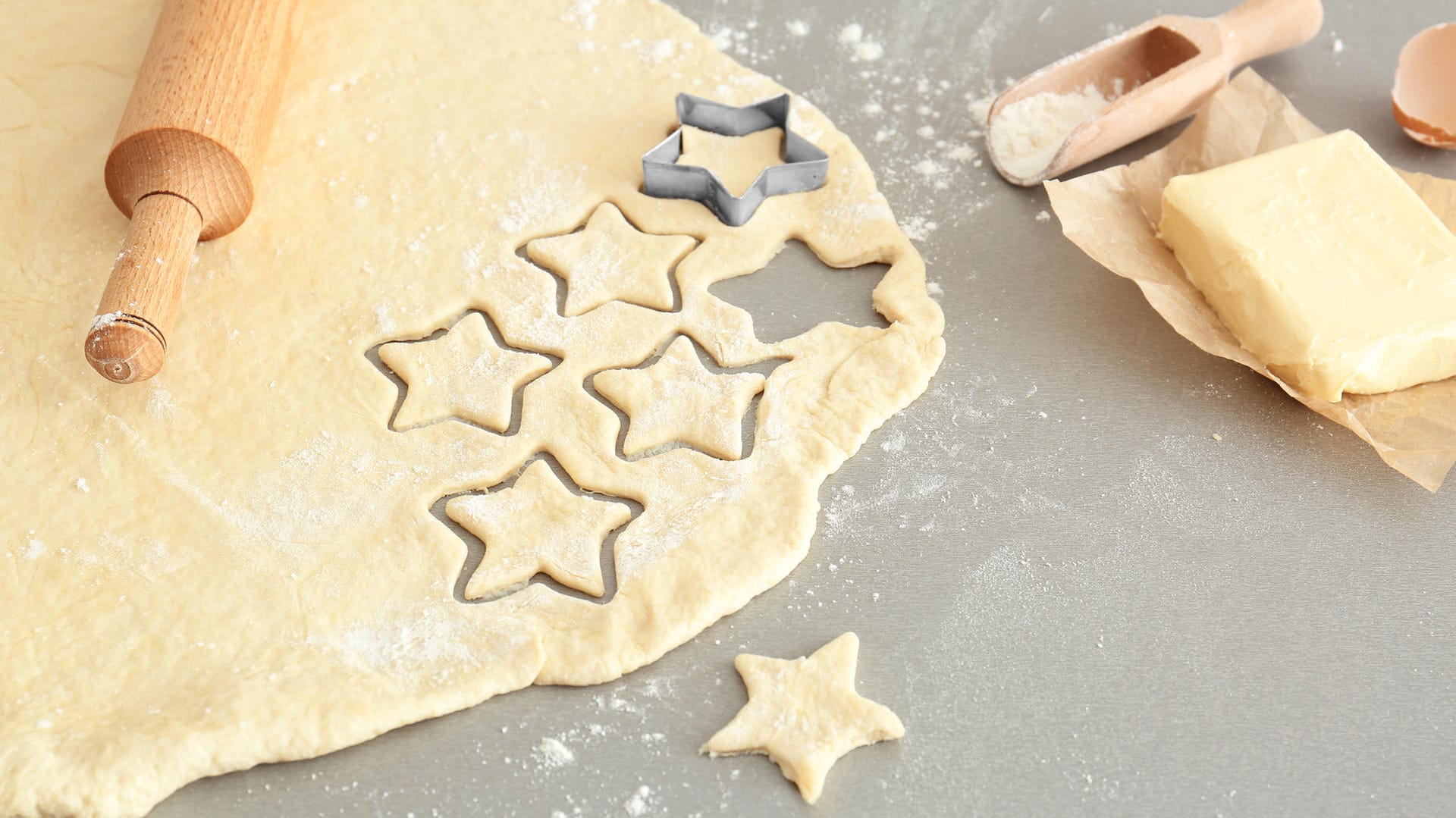 Plätzchen ausstechen: Tauchen Sie die Förmchen immer wieder in Mehl, dann klebt der Teig nicht an ihnen fest.