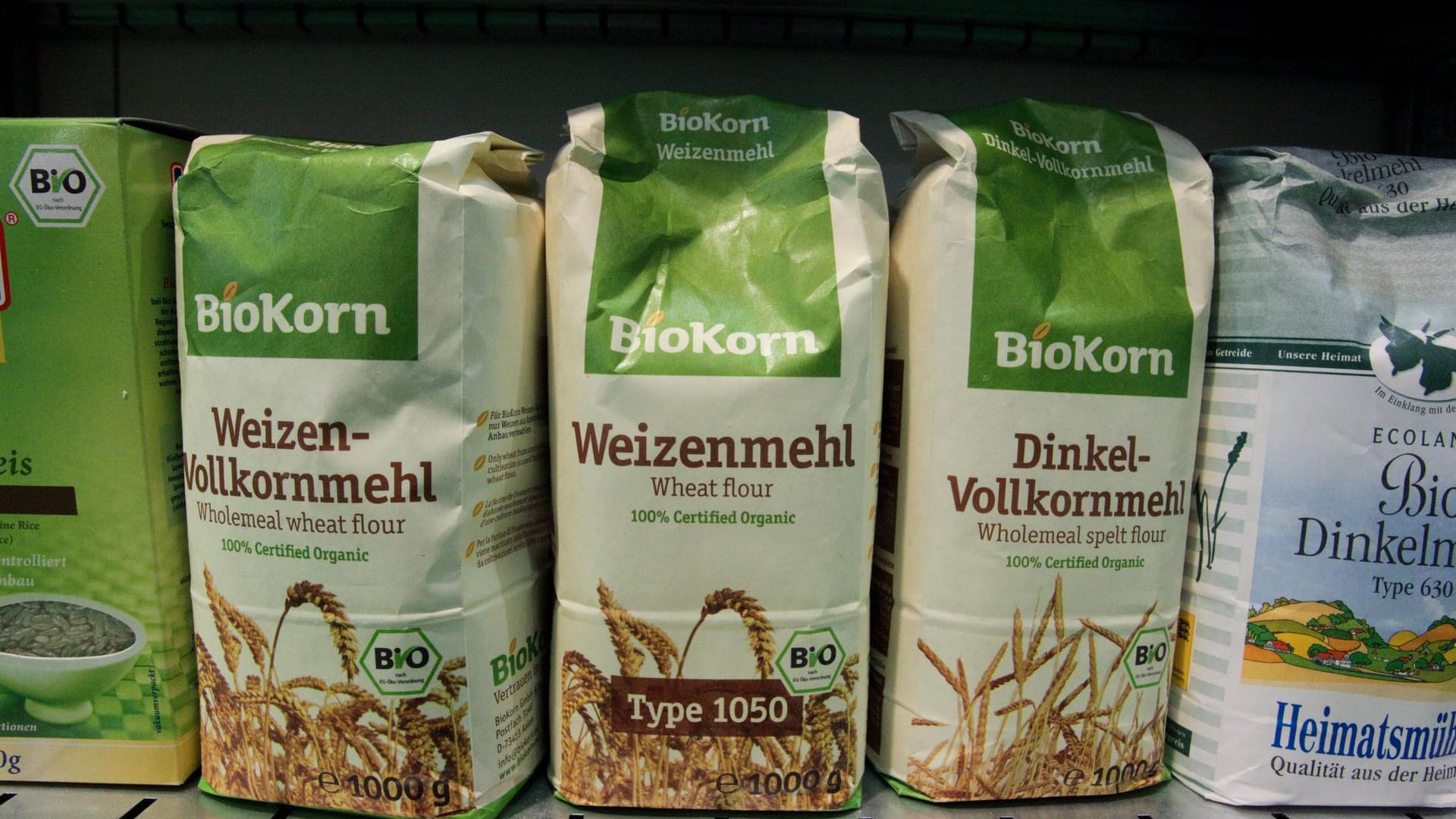 Verschiedene Mehlsorten: Vollkornmehle besitzen eine dunklere Farbe und einen kräftigeren Geschmack als Weizenmehl Type 405.