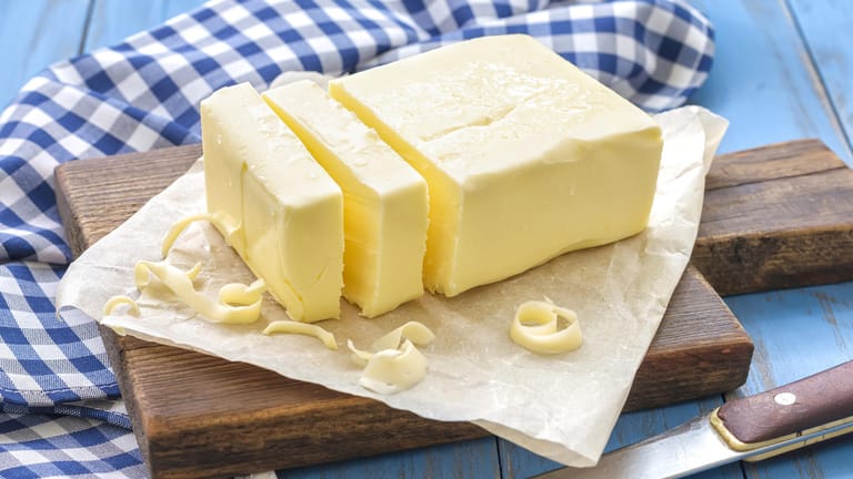 Ein Stück Butter: Margarine ist eine echte Konkurrenz für Butter. Sie enthält für die Gesundheit vorteilhaftere Fette und ist meist preiswerter.