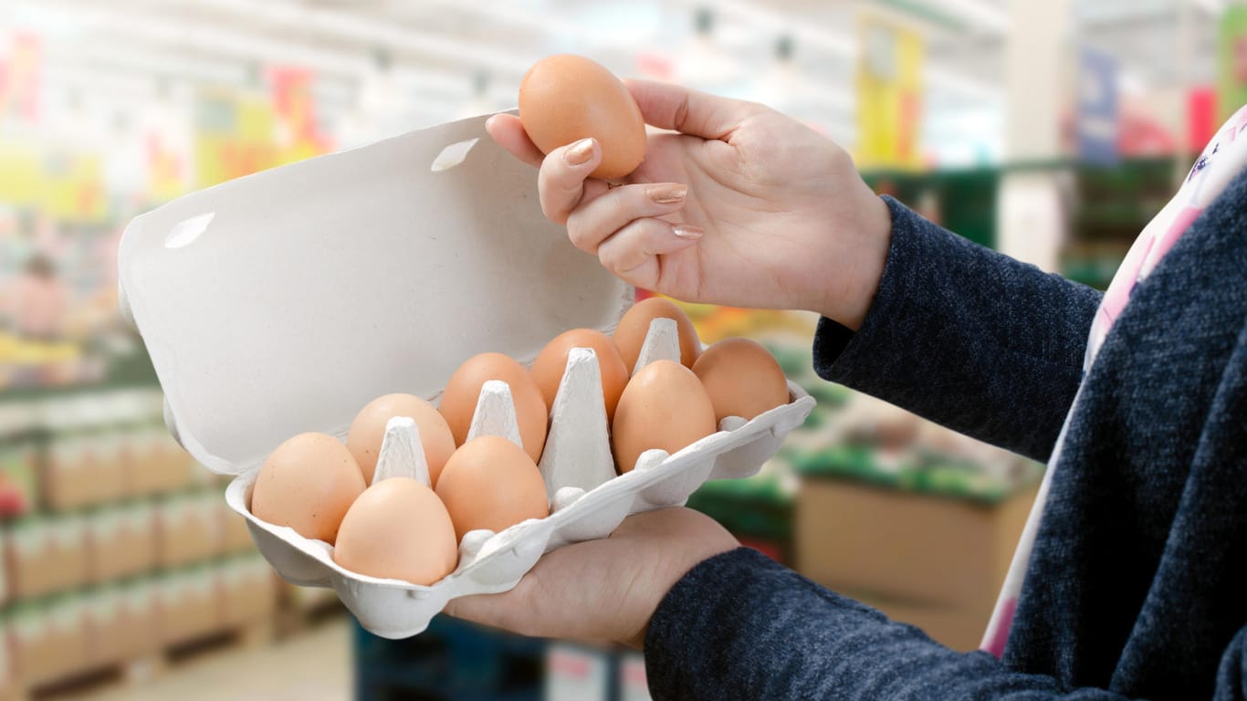 Eier im Supermarkt: Für Kekse und andere Backwaren mit einer knusprigen Konsistenz kommt ein Ei vor allem als Feuchtigkeitslieferant zum Einsatz und soll die Zutaten miteinander verbinden.