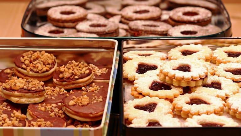 Gebackene Plätzchen: Unverzierte Kekse bleiben bei Zimmertemperatur bis zu acht Wochen frisch, mit Creme gefülltes Gebäck sollte nicht länger als eine Woche gelagert werden.