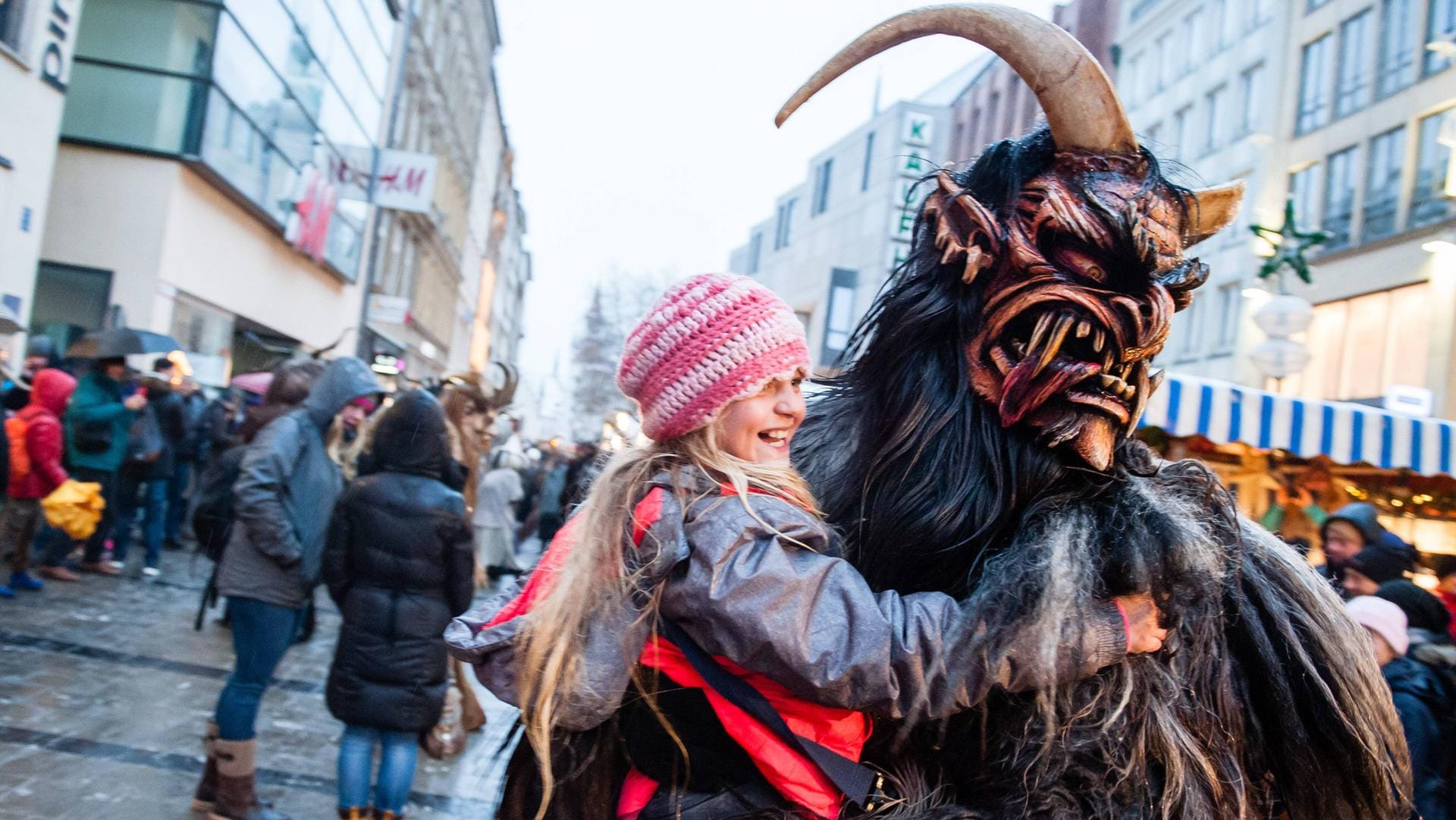 Krampus: Unartige Kinder kommen der Sage nach in die Butte, die auf dem Rücken der Schreckgestalt befestigt ist.