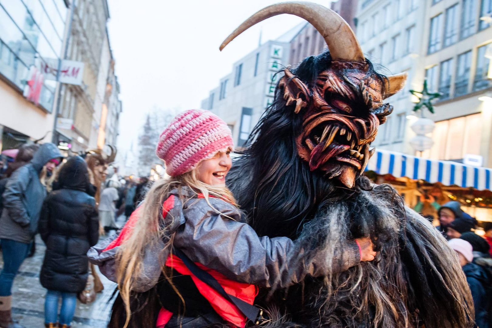 Krampus: Unartige Kinder kommen der Sage nach in die Butte, die auf dem Rücken der Schreckgestalt befestigt ist.