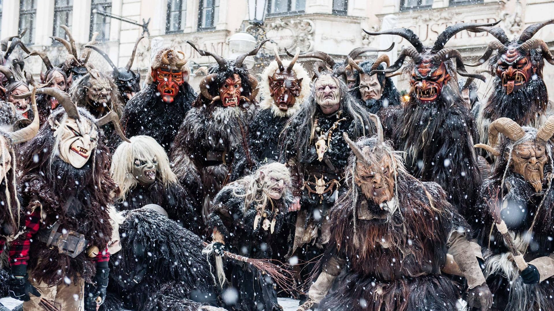 Krampusse: Nicht nur ein Monster, sondern gleich hunderte Exemplare können bei einem Krampuslauf Angst und Schrecken verbreiten.